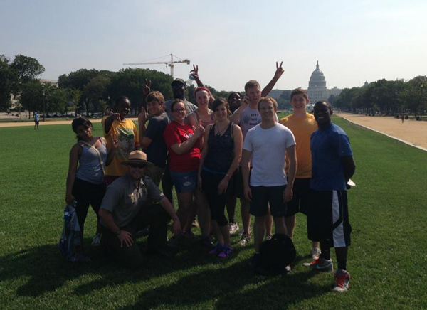 Lugar Academy students volunteer to rehabilitate the National Mall